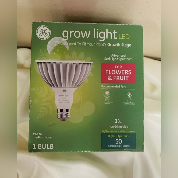 GE LED Grow Light Bulb For Flowers & Vegetables NEW - Picture 1 of 7